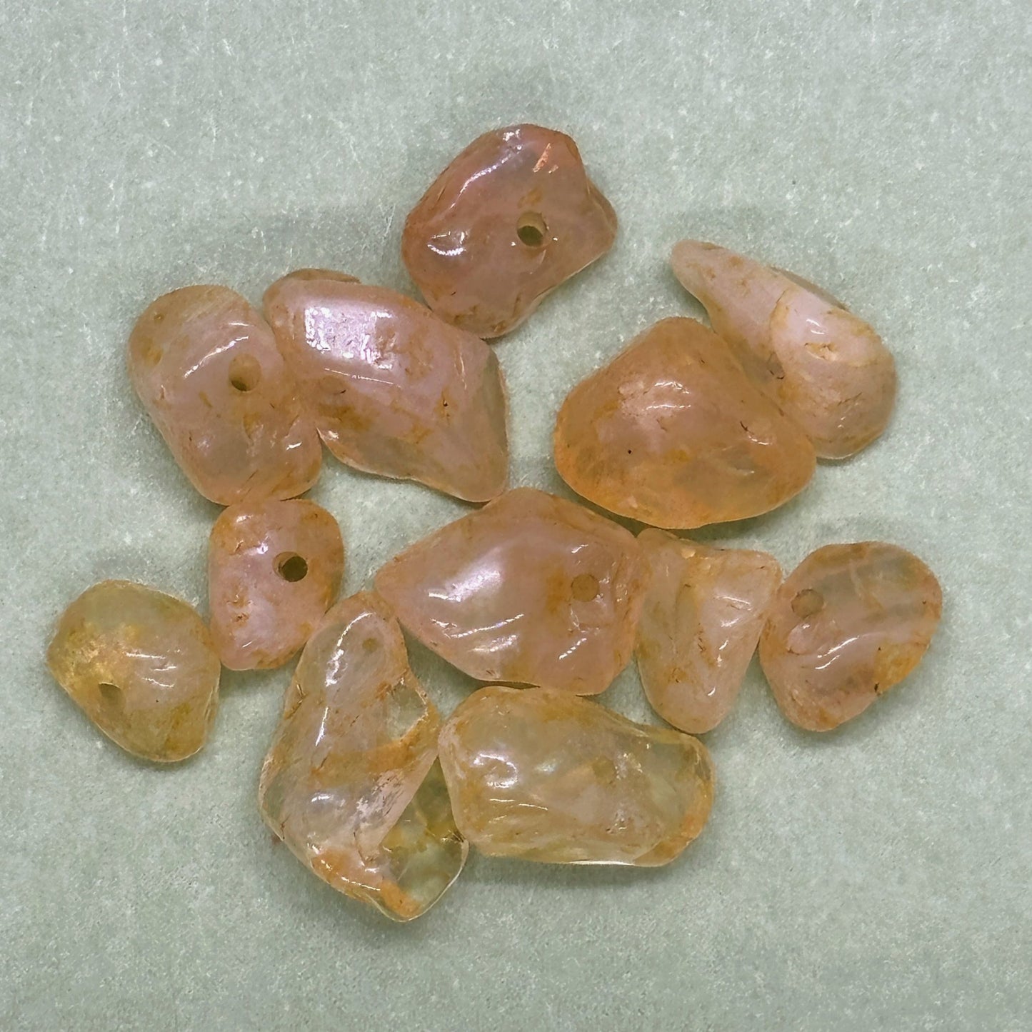 Ručně háčkovaná citrínová klíčenka postavička Loomin - Loomins