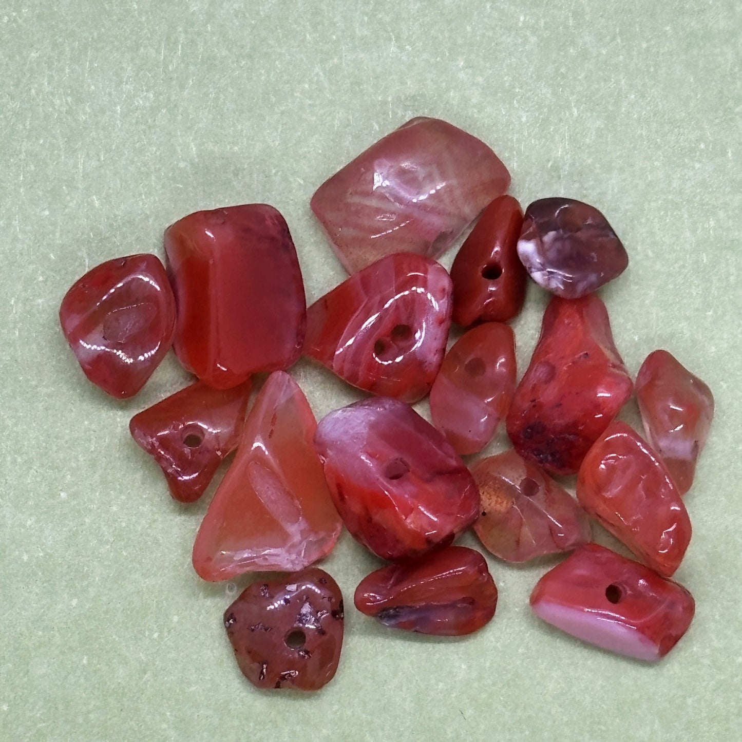 Ručně háčkovaná klíčenka postavička s karneolem Loomin - Loomins