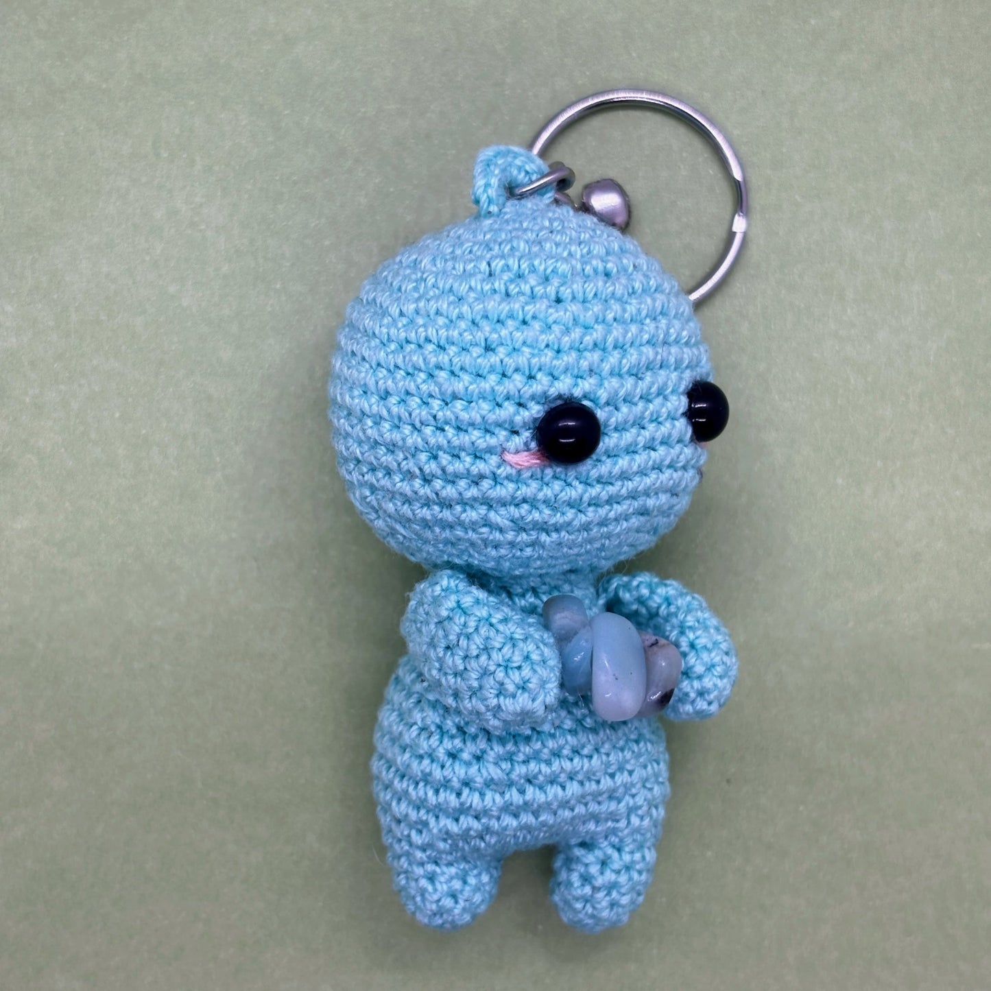 Ručně háčkovaná amazonitová klíčenka postavička Loomin - Loomins