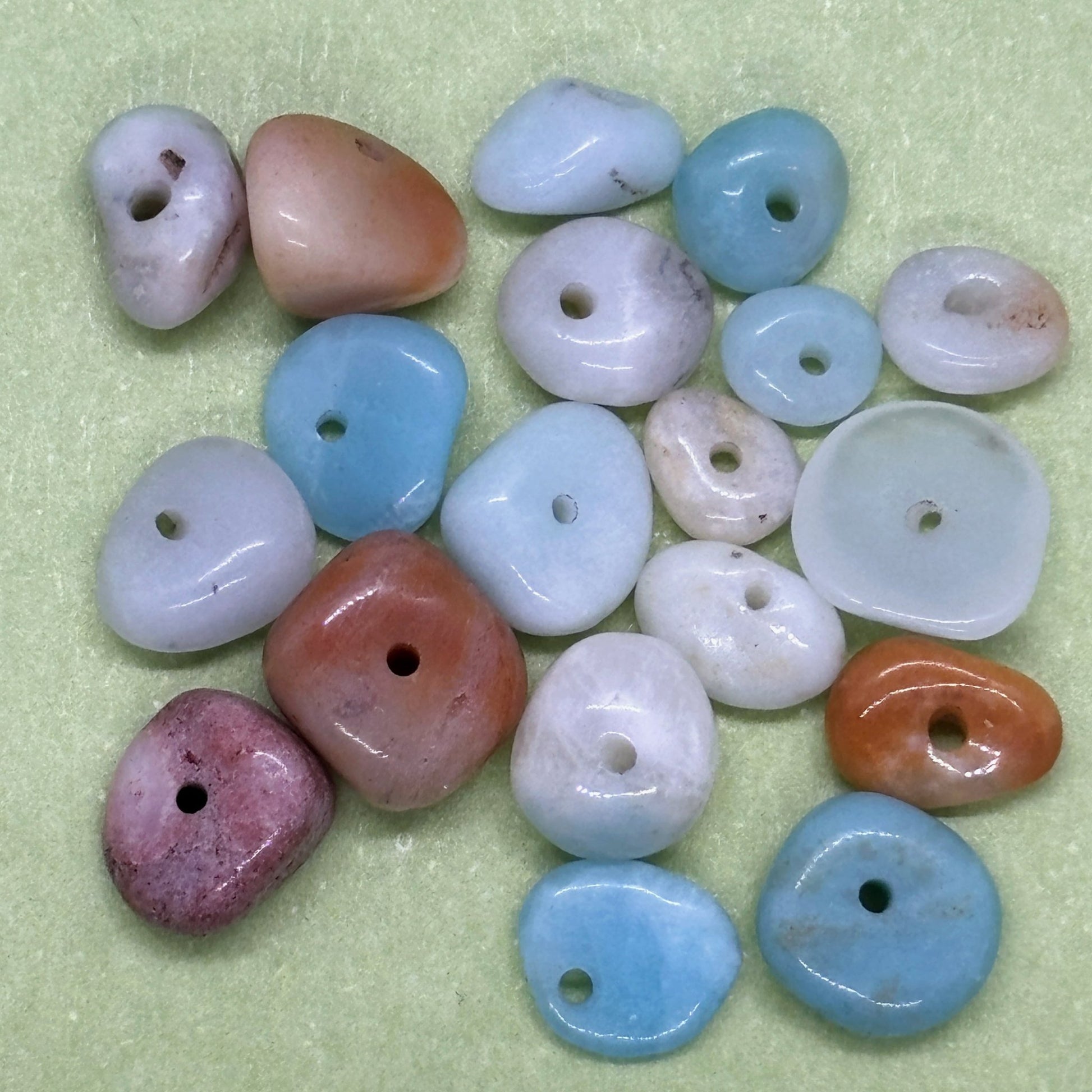 Ručně háčkovaná amazonitová klíčenka postavička Loomin - Loomins