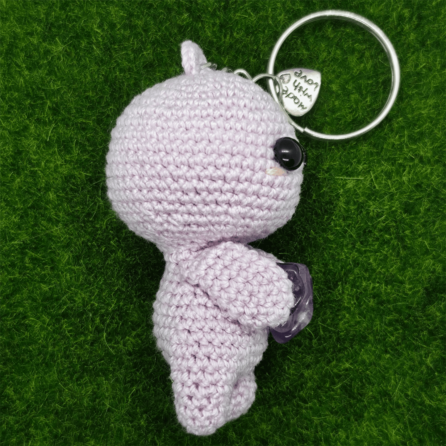 Ručně háčkovaná ametystová klíčenka postavička Loomin - Loomins