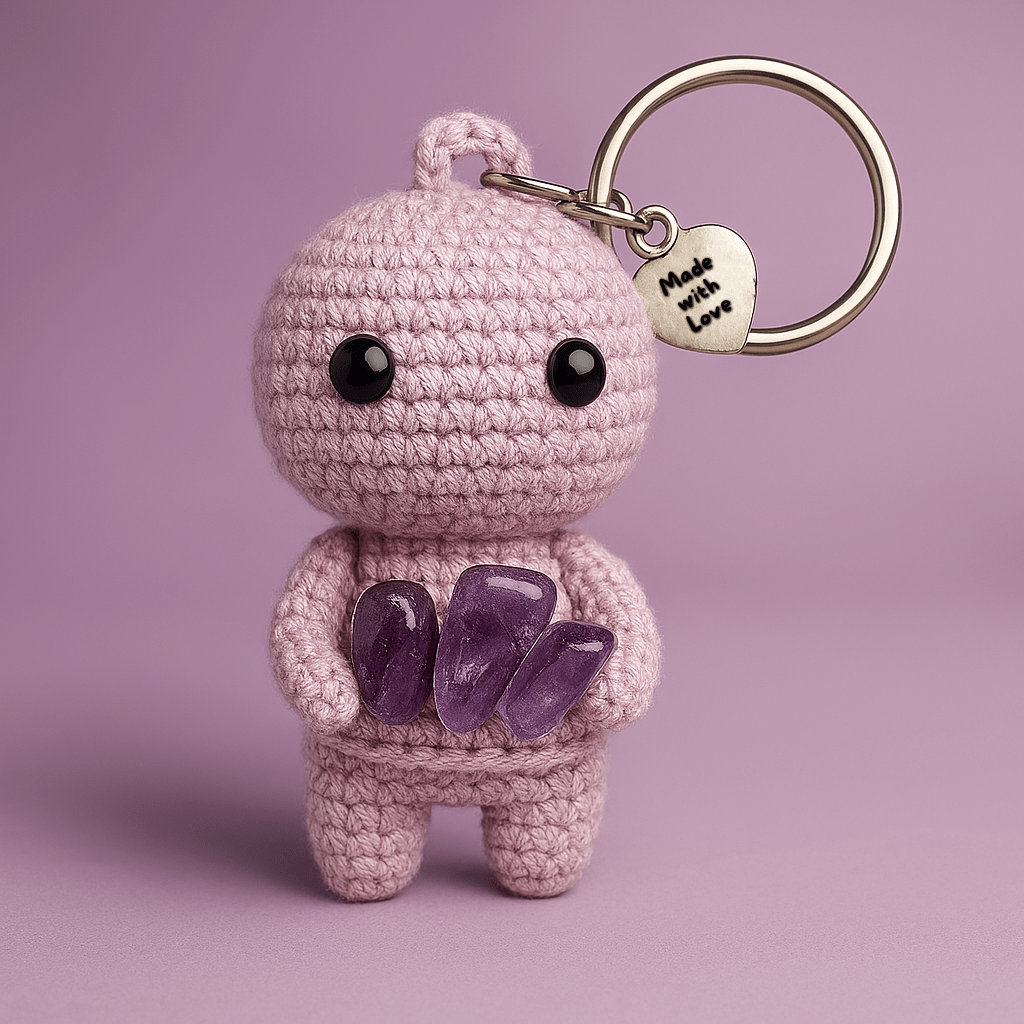 Ručně háčkovaná ametystová klíčenka postavička Loomin - Loomins