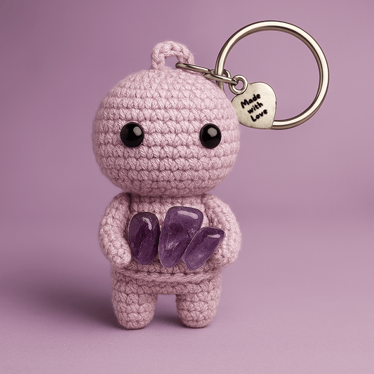 Ručně háčkovaná ametystová klíčenka postavička Loomin - Loomins