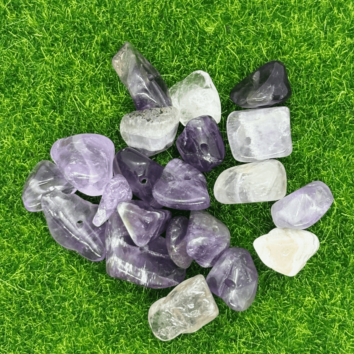 Ručně háčkovaná ametystová klíčenka postavička Loomin - Loomins