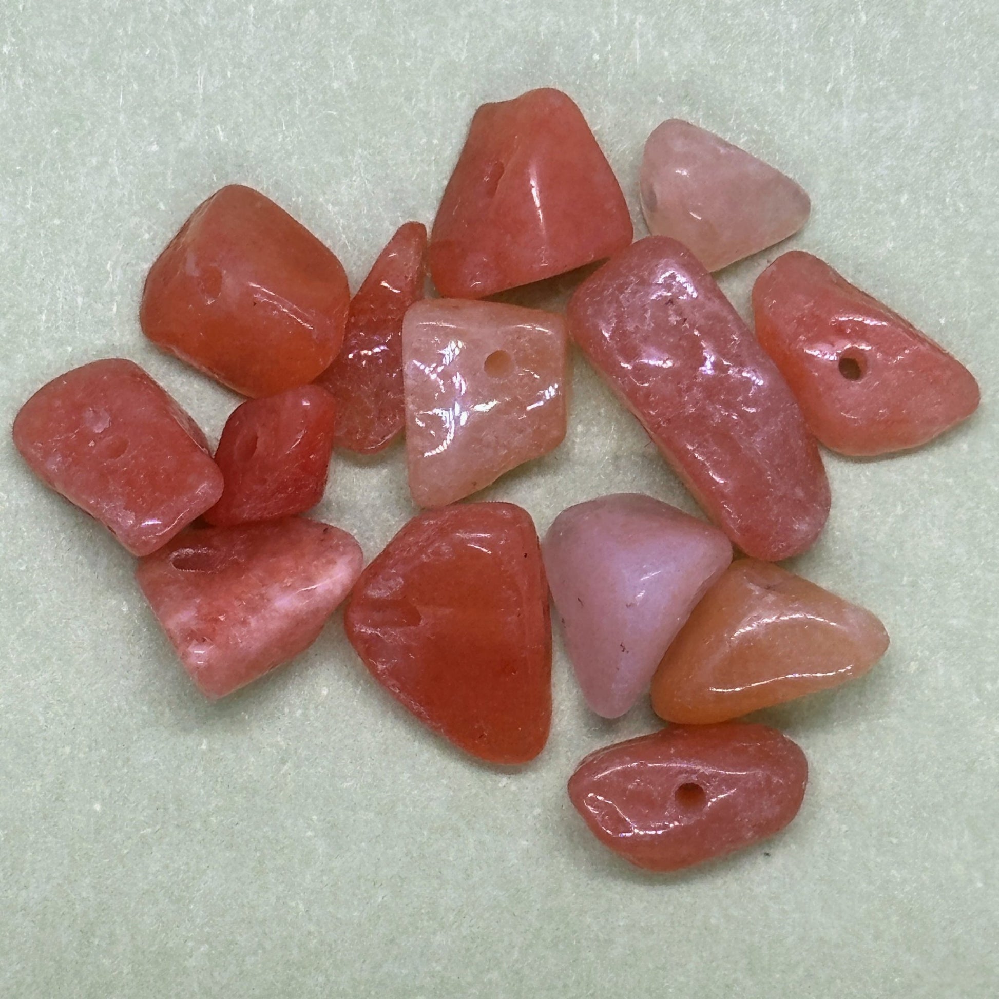 Ručně háčkovaná aventurínová klíčenka postavička Loomin - Loomins