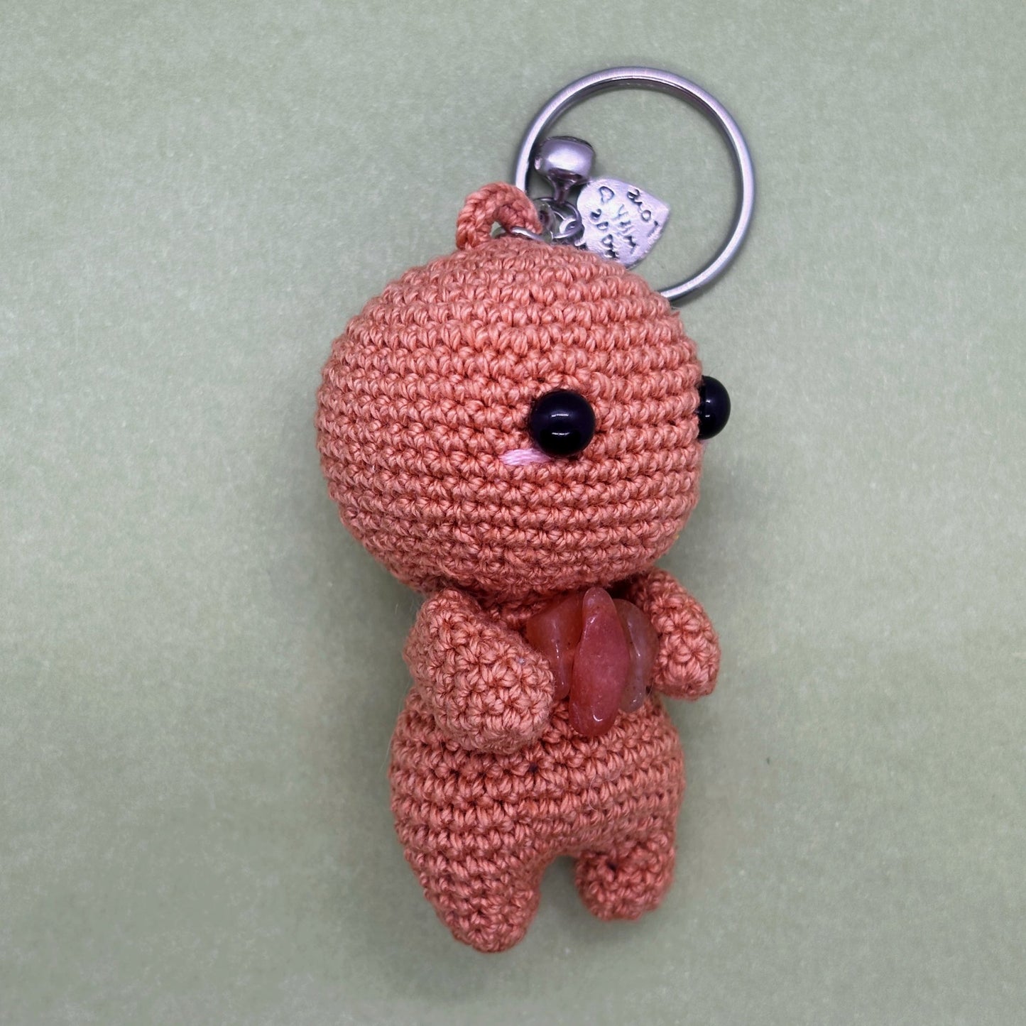 Ručně háčkovaná aventurínová klíčenka postavička Loomin - Loomins