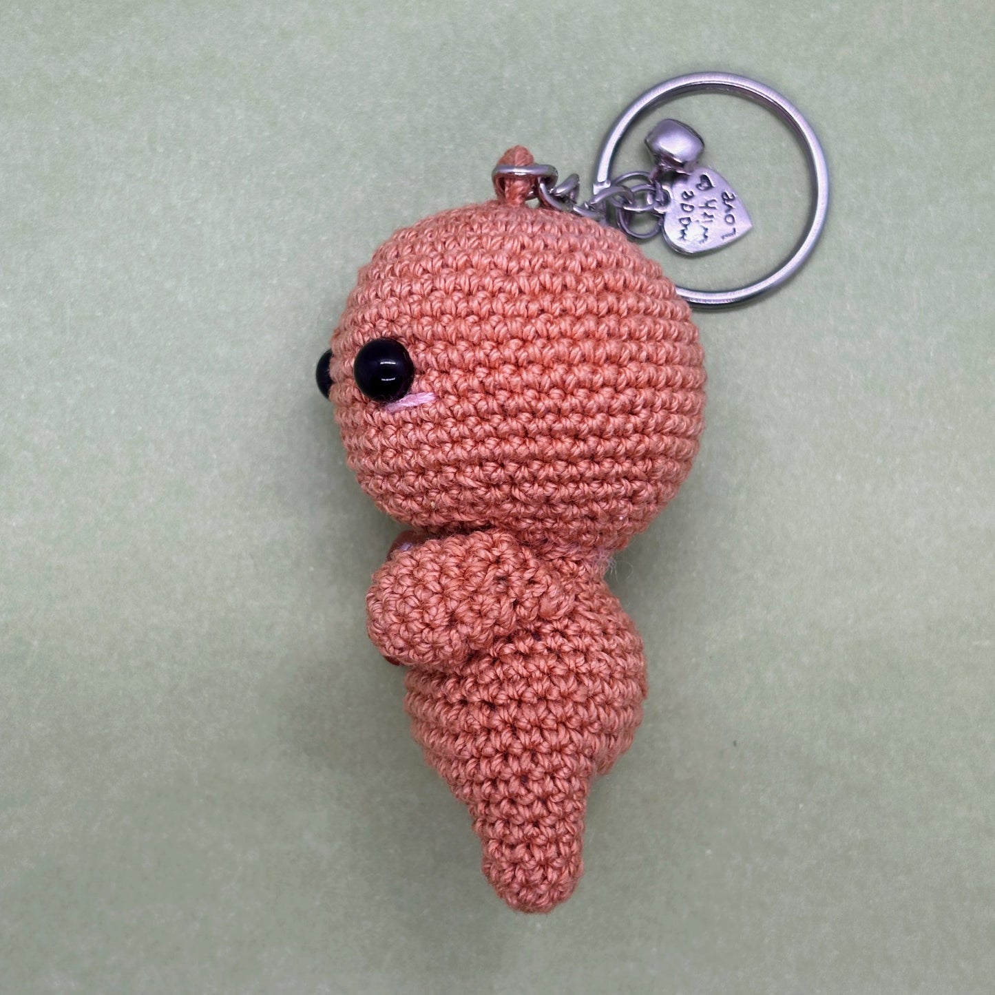 Ručně háčkovaná aventurínová klíčenka postavička Loomin - Loomins