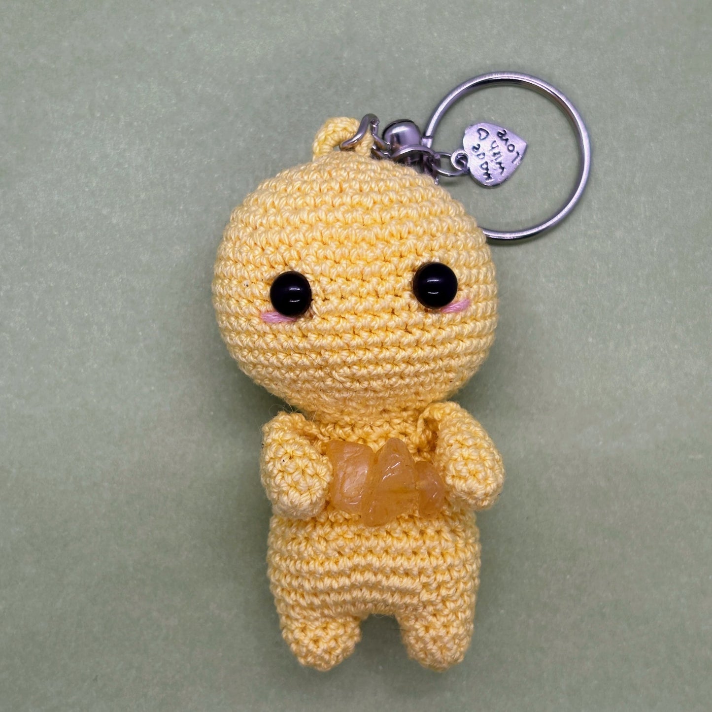 Ručně háčkovaná citrínová klíčenka postavička Loomin - Loomins