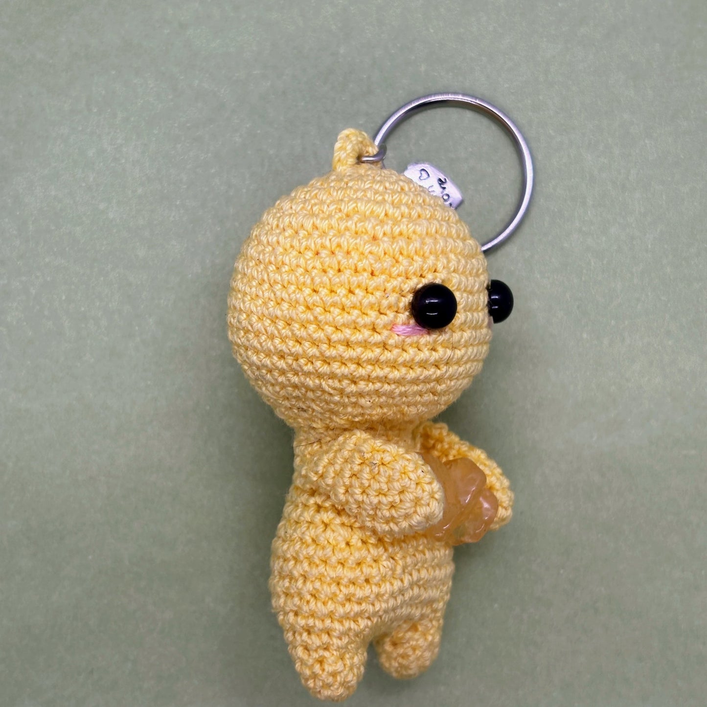 Ručně háčkovaná citrínová klíčenka postavička Loomin - Loomins