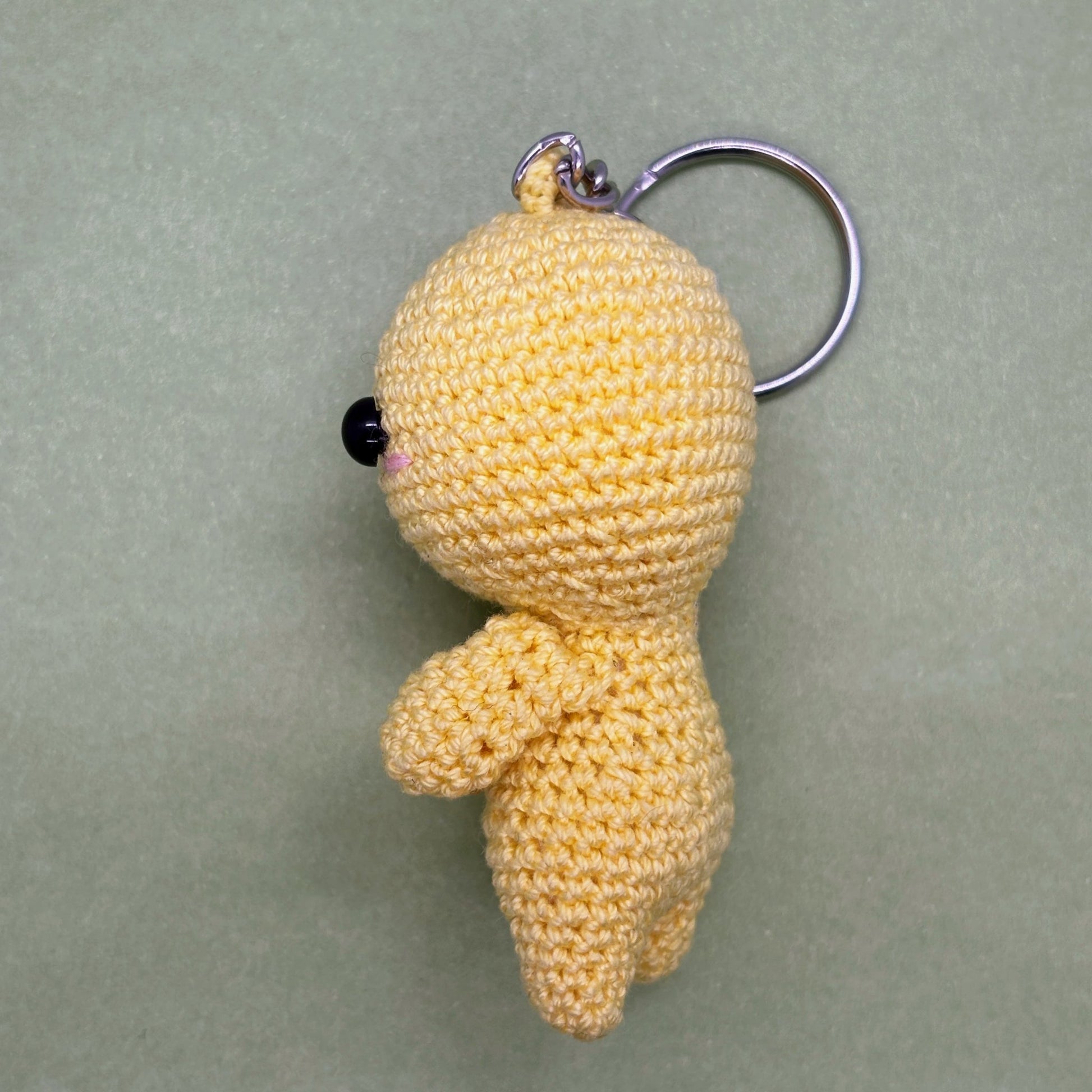 Ručně háčkovaná citrínová klíčenka postavička Loomin - Loomins