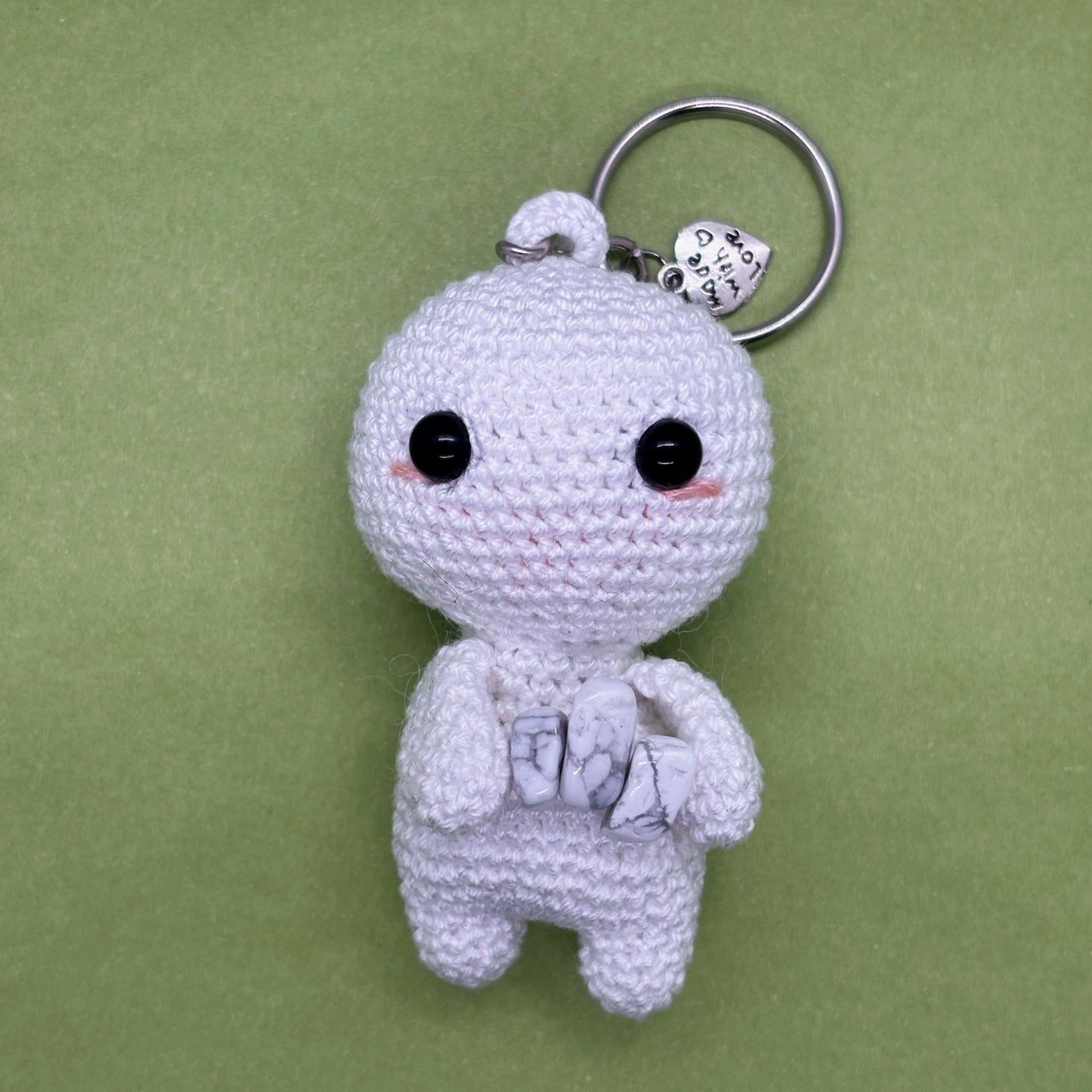 Ručně háčkovaná howlitová klíčenka postavička Loomin - Loomins