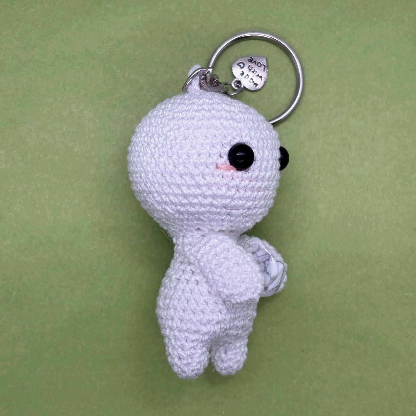Ručně háčkovaná howlitová klíčenka postavička Loomin - Loomins