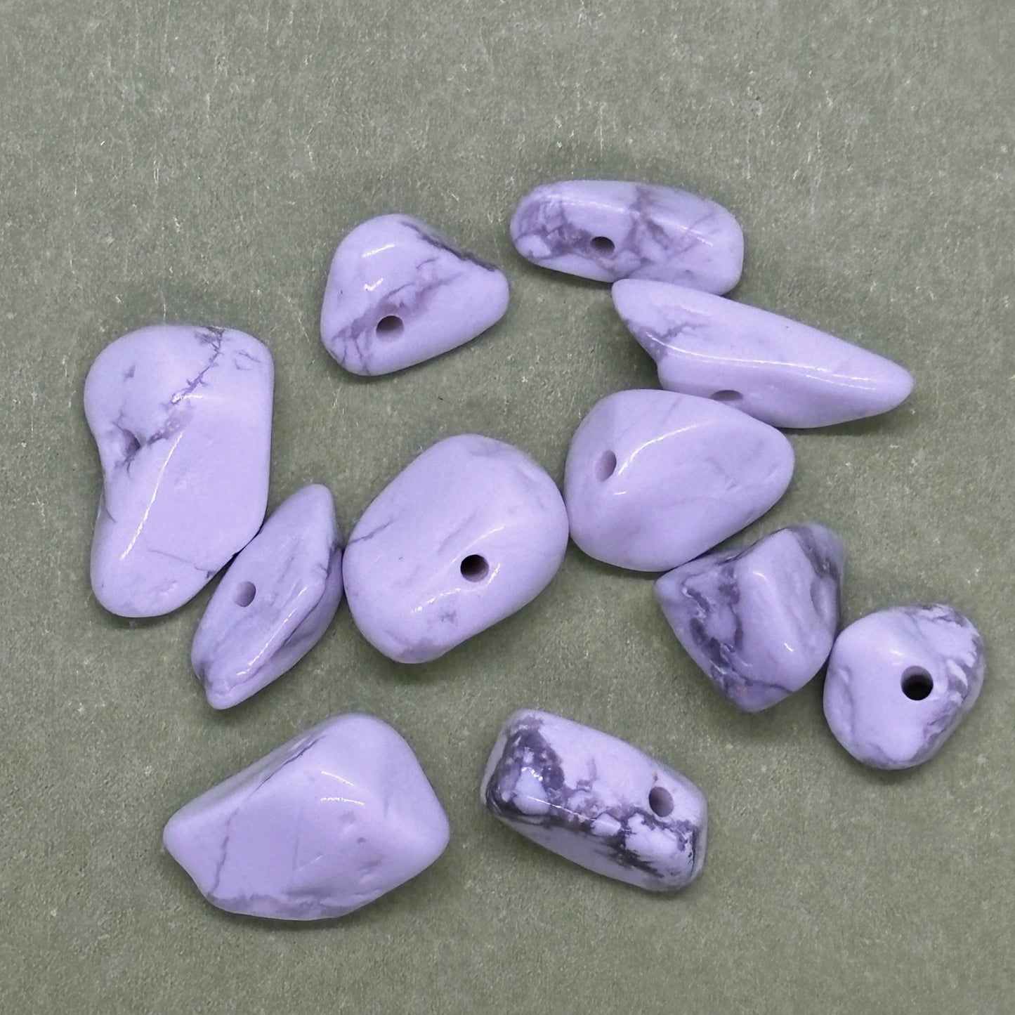 Ručně háčkovaná howlitová klíčenka postavička Loomin - Loomins