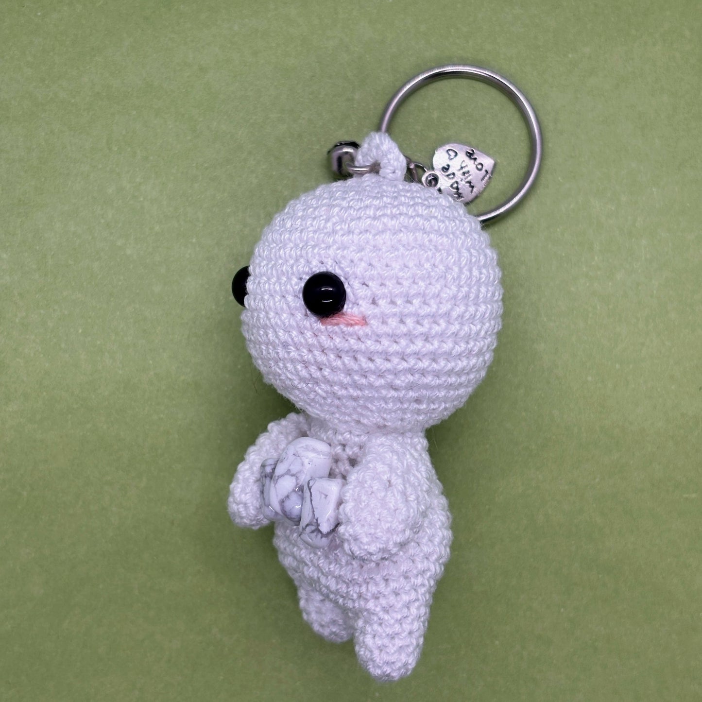 Ručně háčkovaná howlitová klíčenka postavička Loomin - Loomins