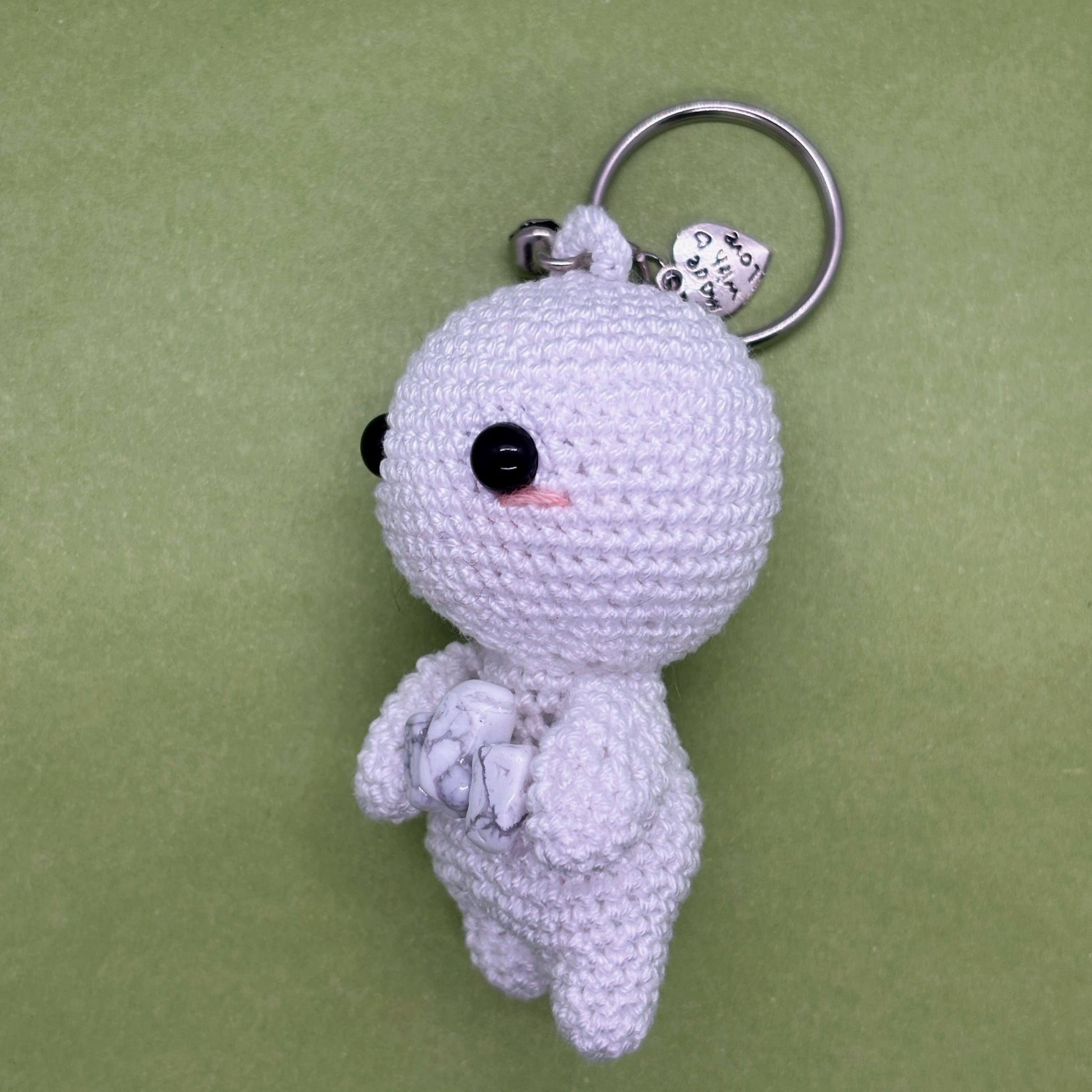 Ručně háčkovaná howlitová klíčenka postavička Loomin - Loomins