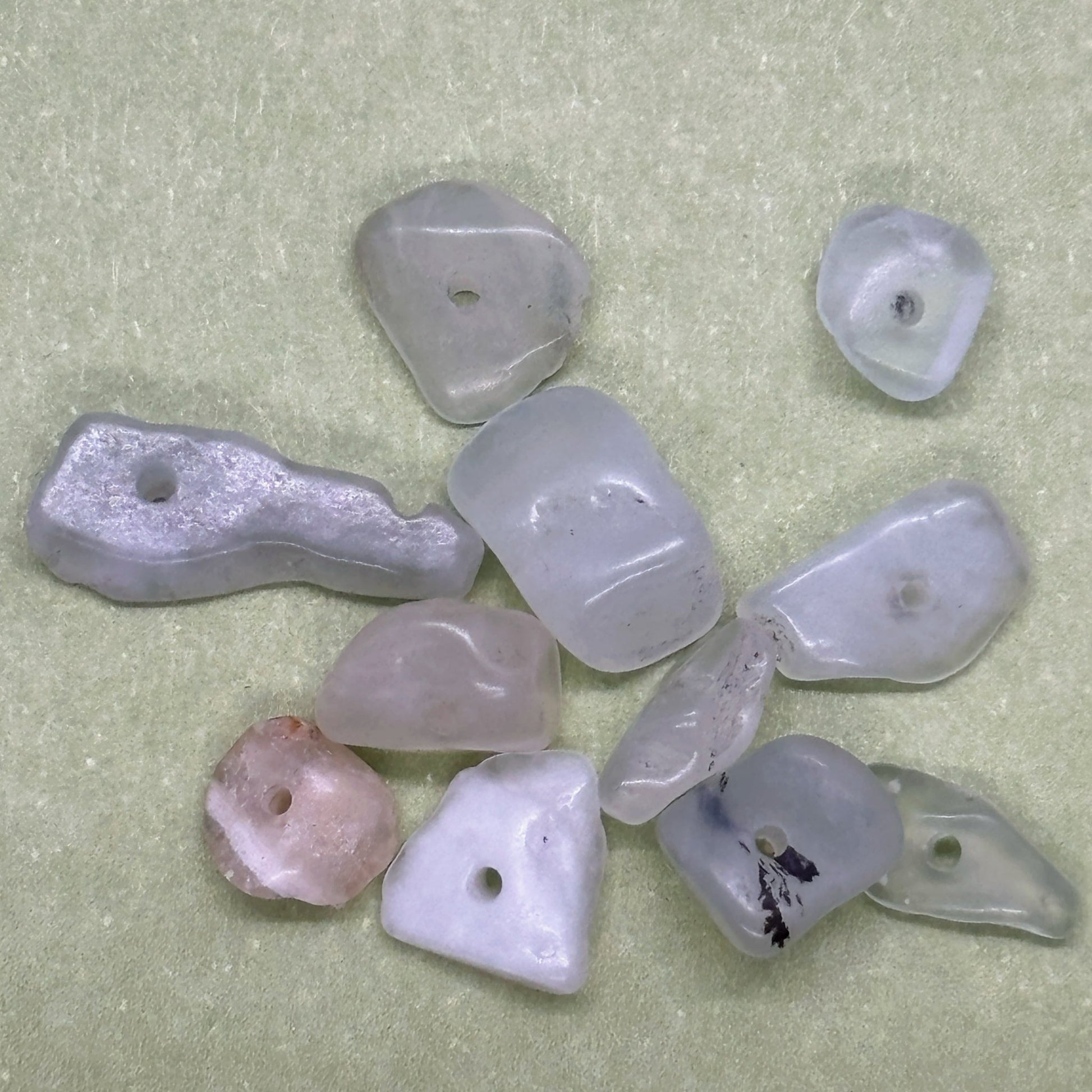 Ručně háčkovaná jadeitová klíčenka postavička Loomin - Loomins