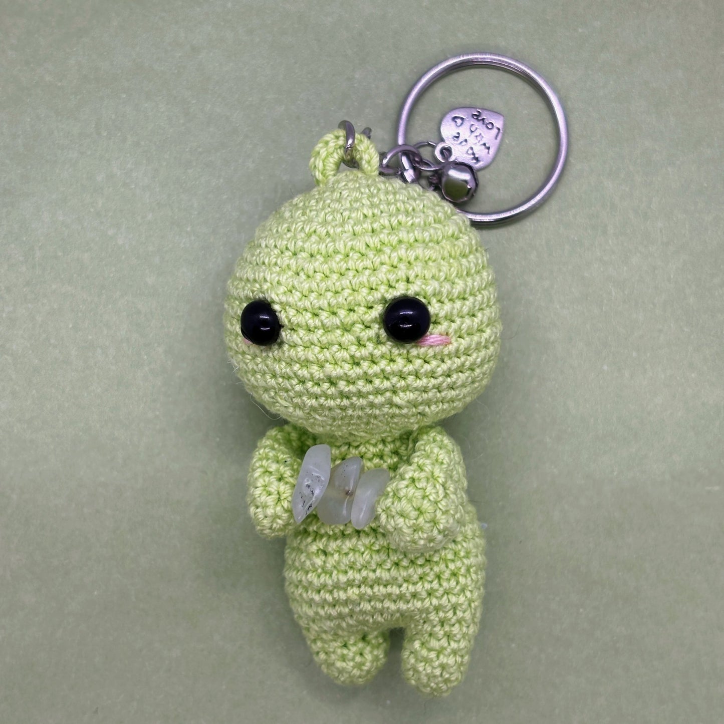 Ručně háčkovaná jadeitová klíčenka postavička Loomin - Loomins