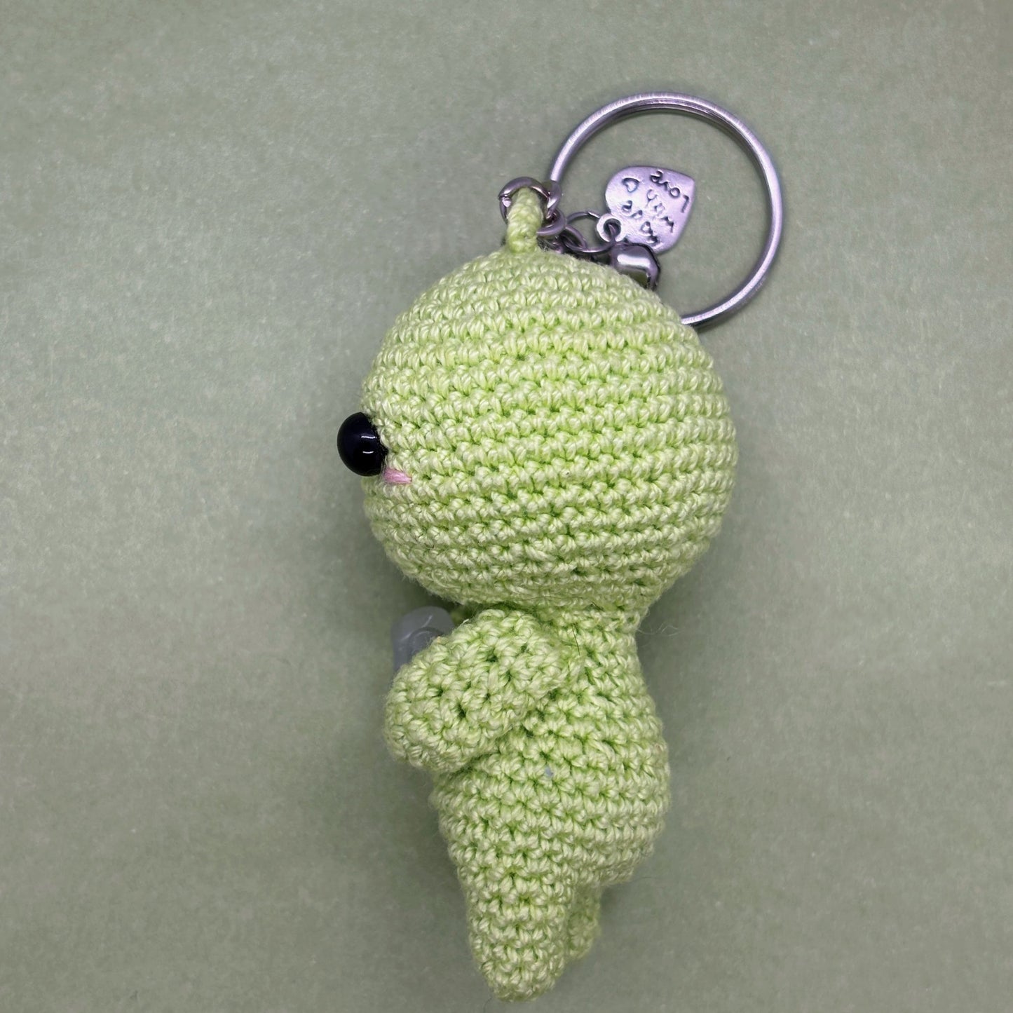Ručně háčkovaná jadeitová klíčenka postavička Loomin - Loomins