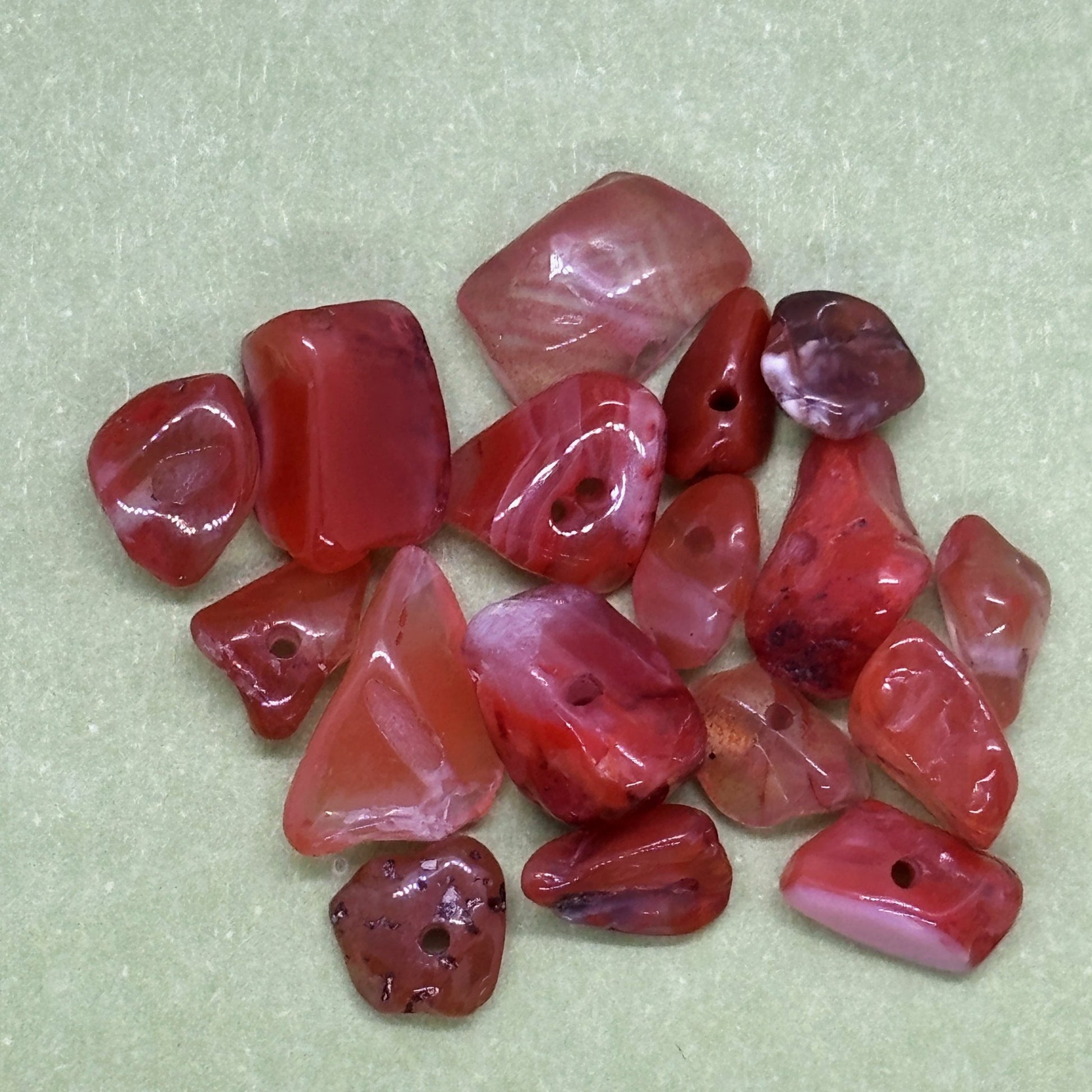 Ručně háčkovaná klíčenka postavička s karneolem Loomin - Loomins