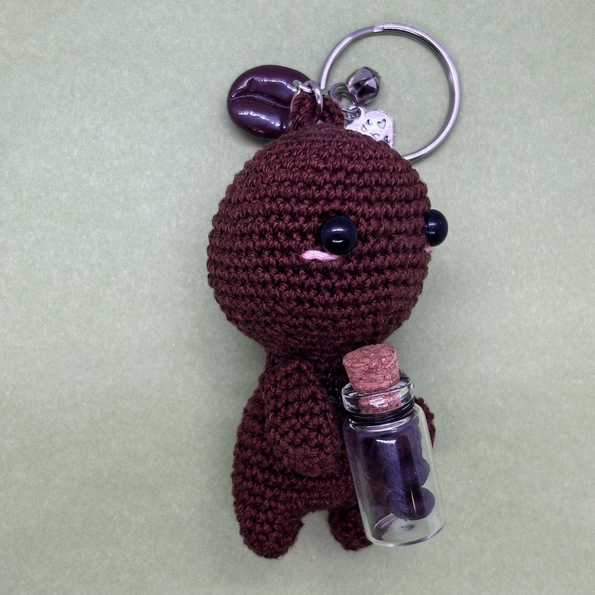 Ručně háčkovaná klíčenka postavička s kávovým zrnem Loomin (Valffee) - Loomins