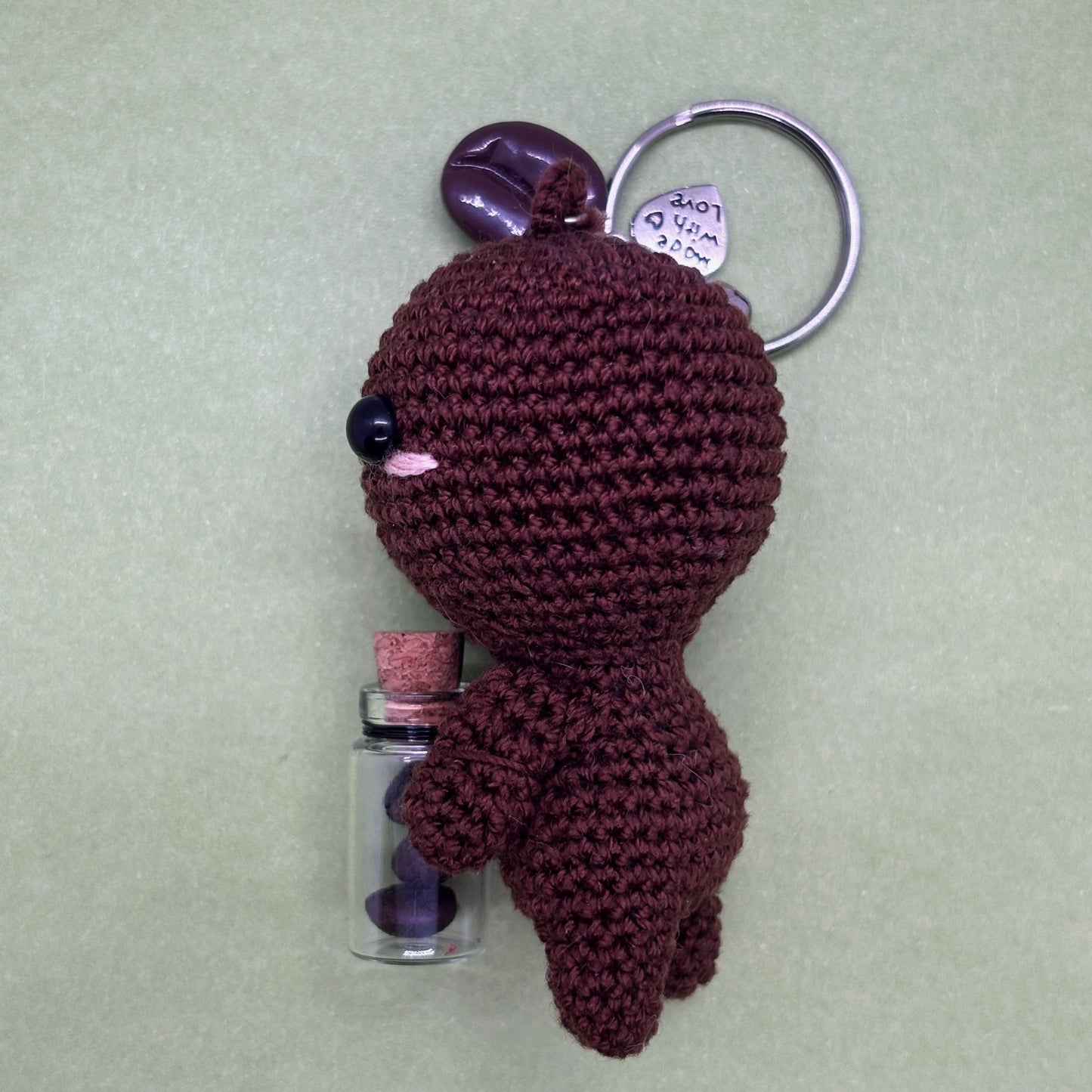 Ručně háčkovaná klíčenka postavička s kávovým zrnem Loomin (Valffee) - Loomins