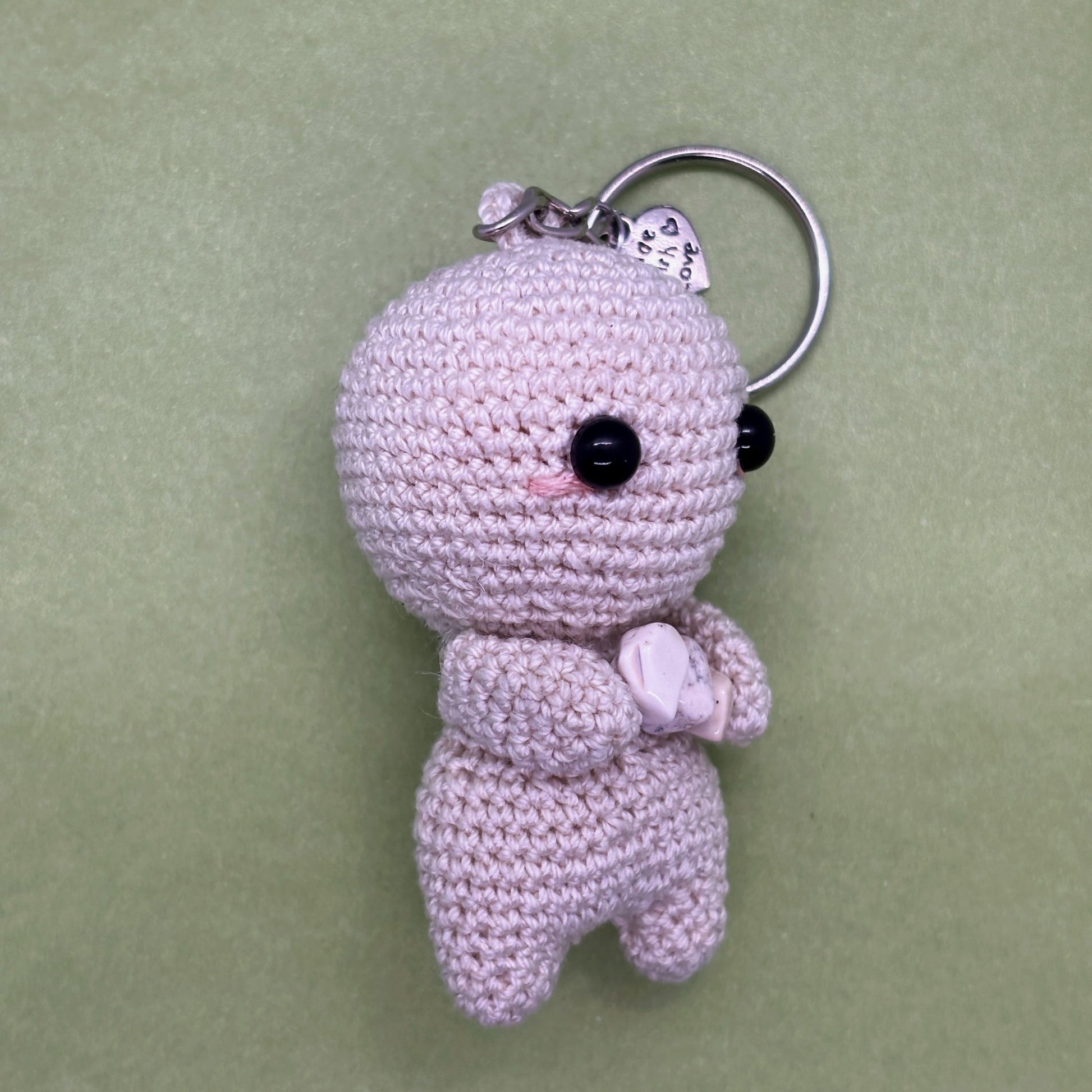 Ručně háčkovaná magnezitová klíčenka postavička Loomin - Loomins