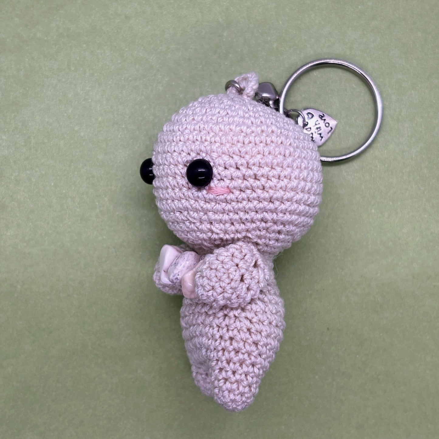 Ručně háčkovaná magnezitová klíčenka postavička Loomin - Loomins