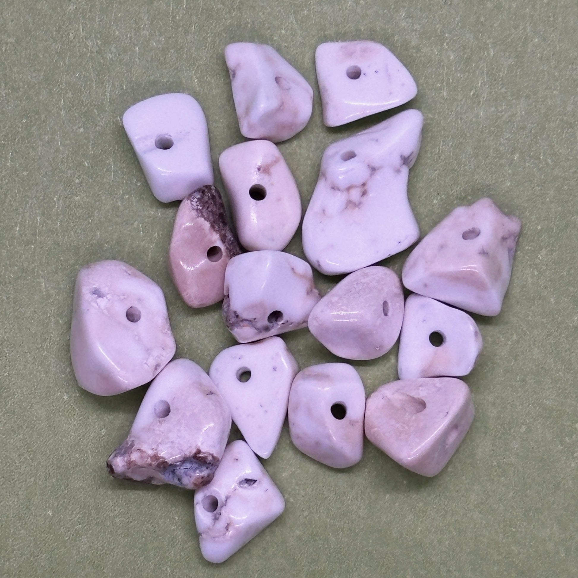 Ručně háčkovaná magnezitová klíčenka postavička Loomin - Loomins