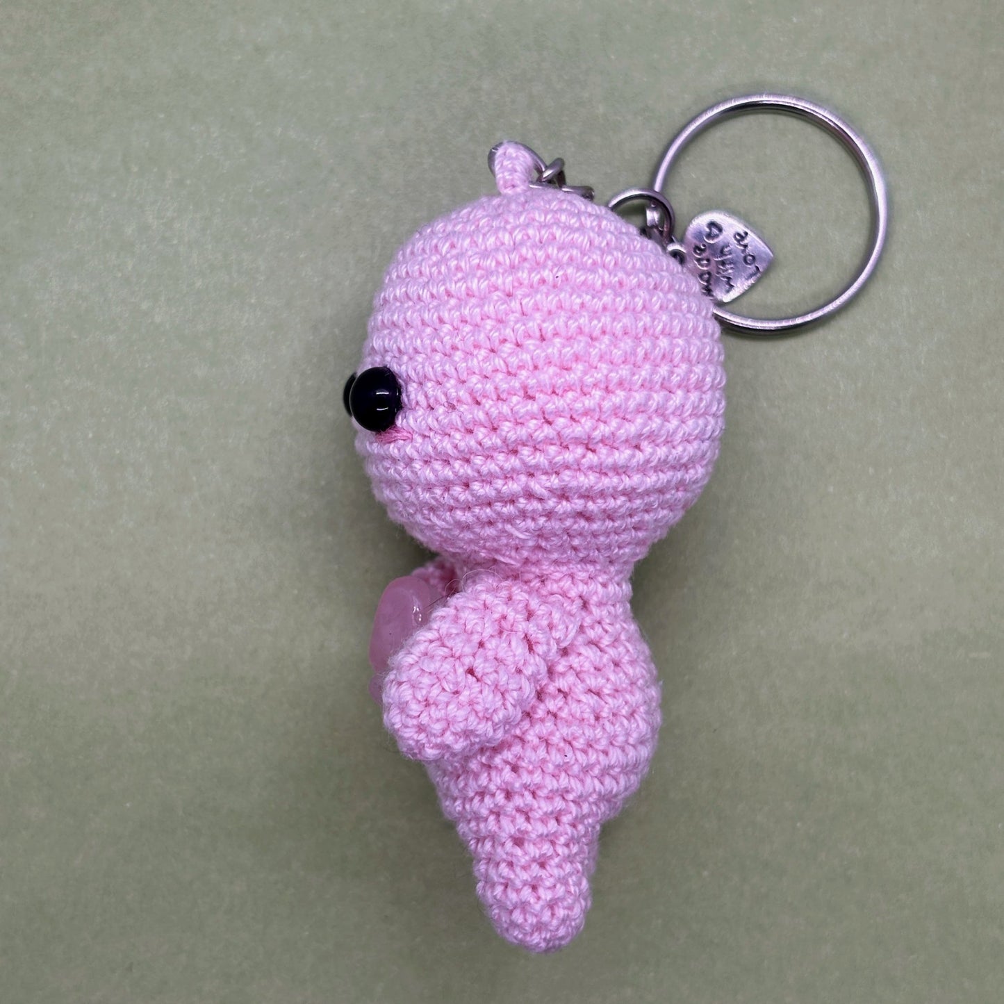 Ručně háčkovaná růženínová klíčenka postavička Loomin - Loomins