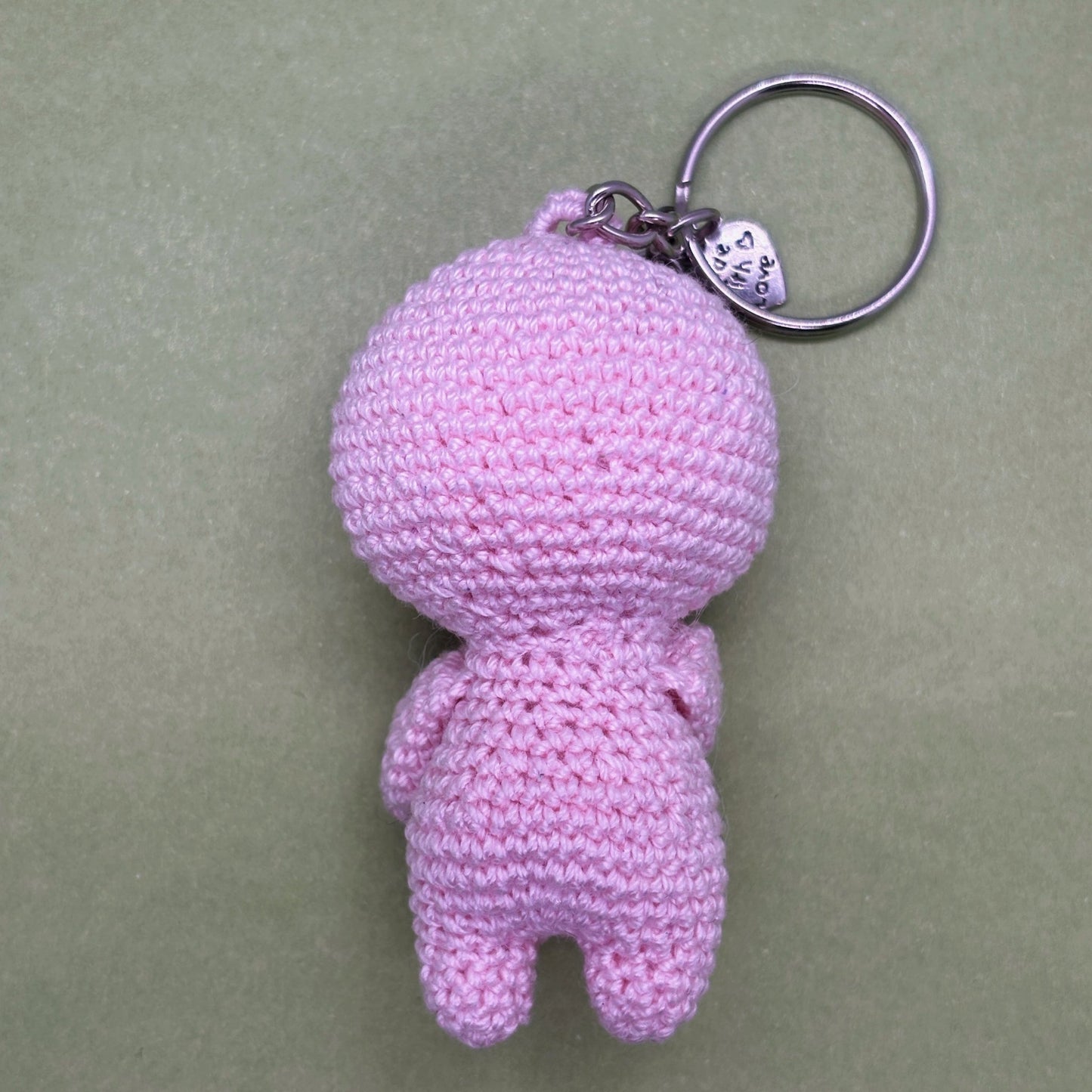 Ručně háčkovaná růženínová klíčenka postavička Loomin - Loomins