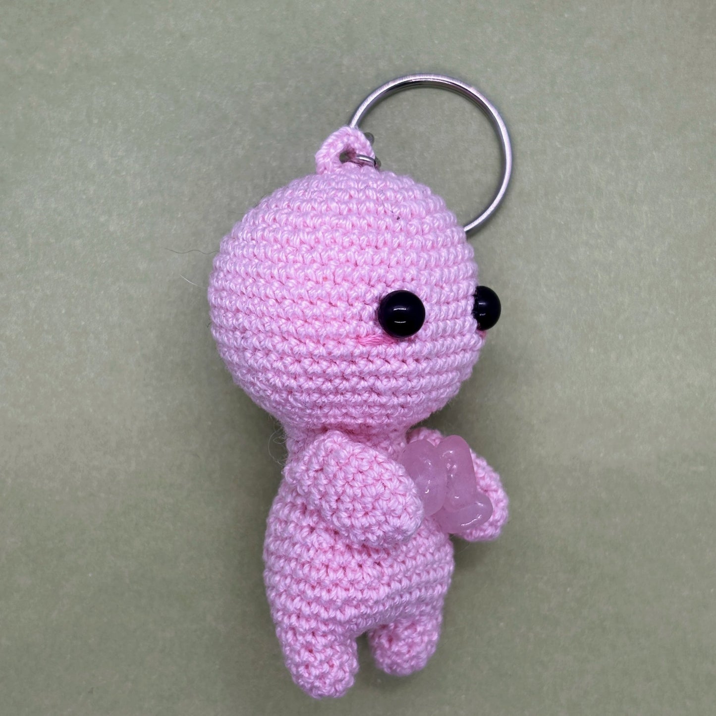 Ručně háčkovaná růženínová klíčenka postavička Loomin - Loomins