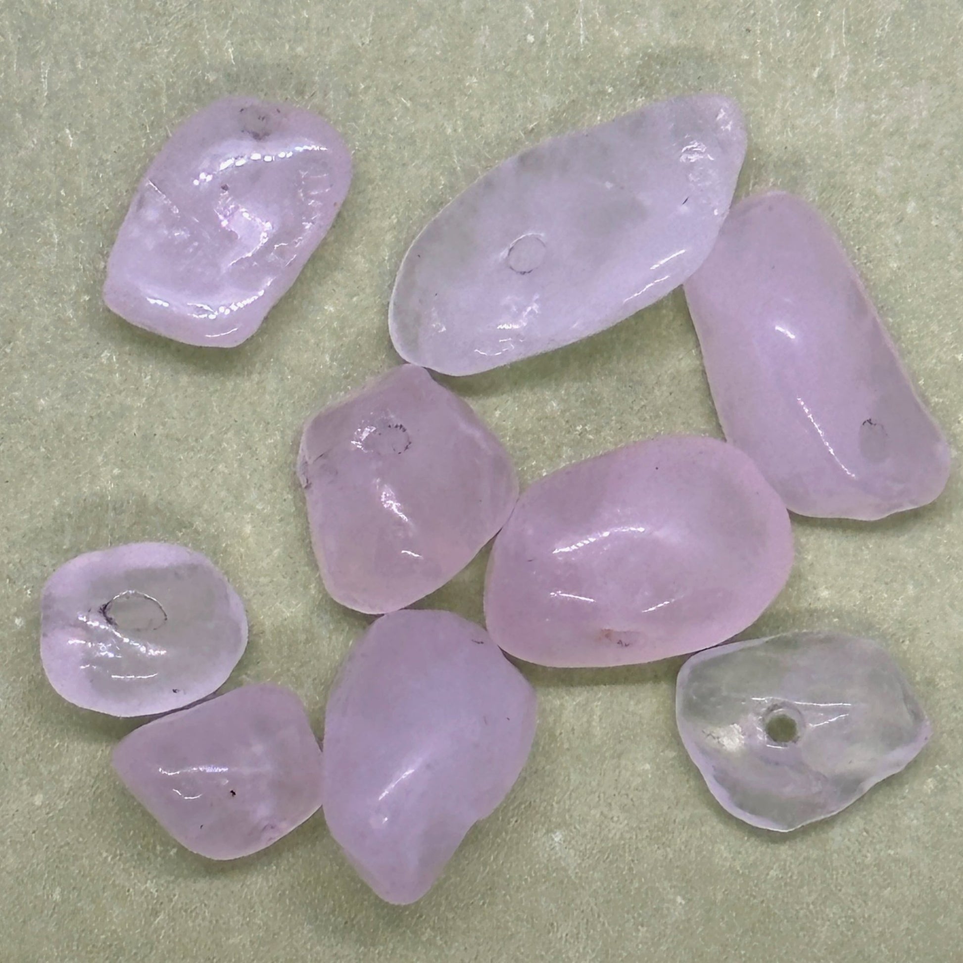 Ručně háčkovaná růženínová klíčenka postavička Loomin - Loomins