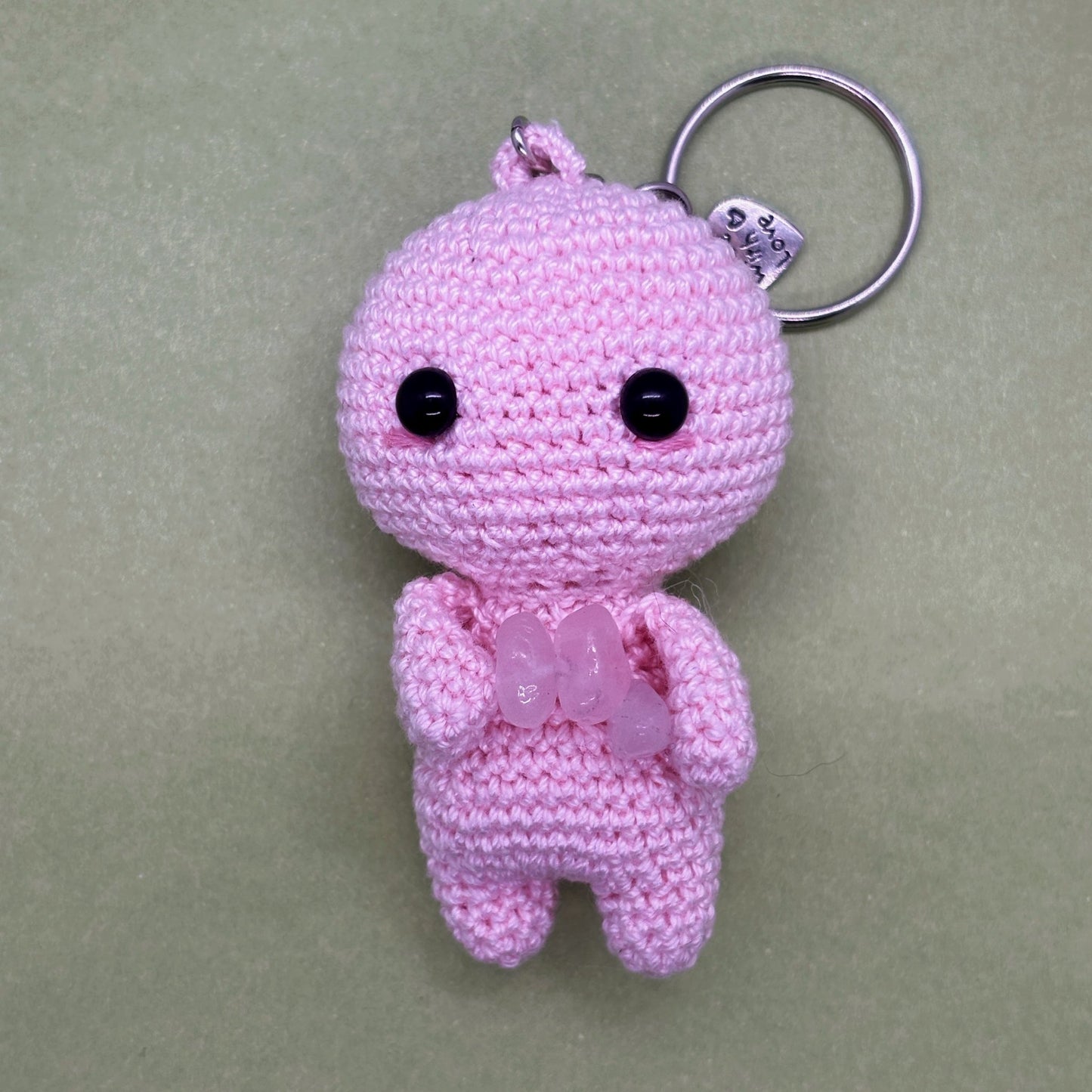 Ručně háčkovaná růženínová klíčenka postavička Loomin - Loomins