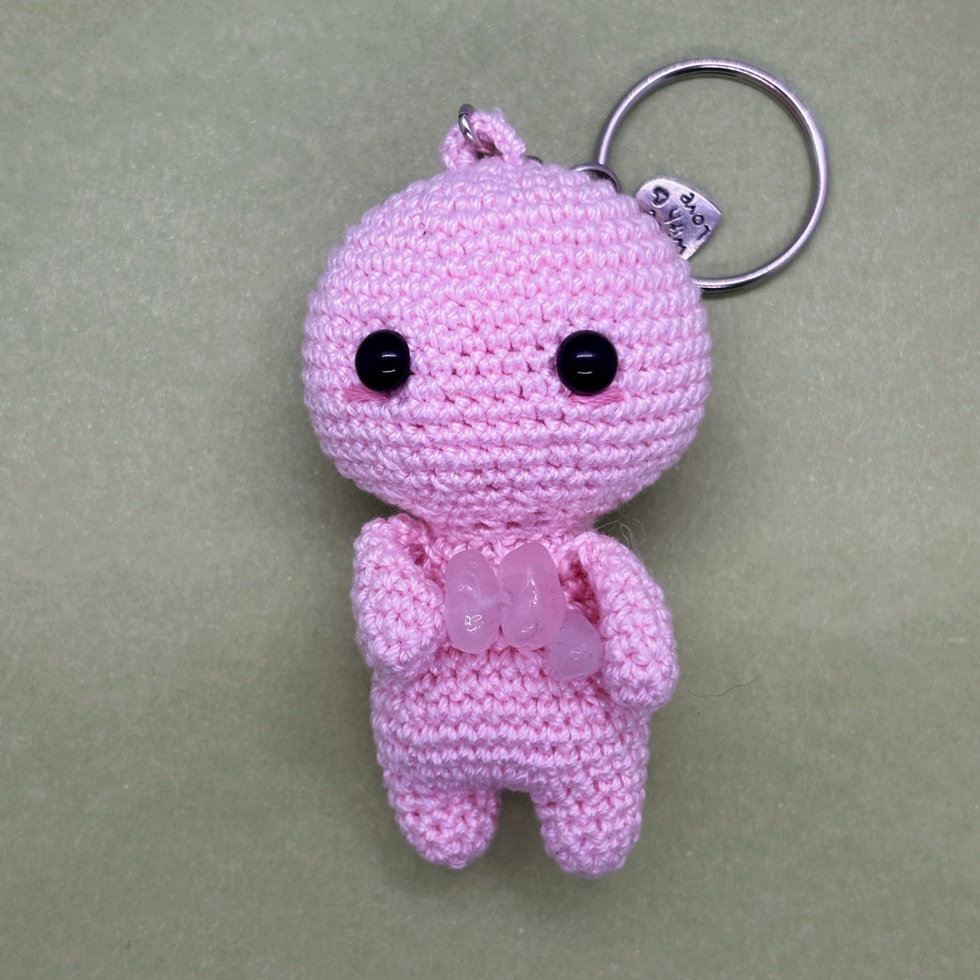 Ručně háčkovaná růženínová klíčenka postavička Loomin - Loomins