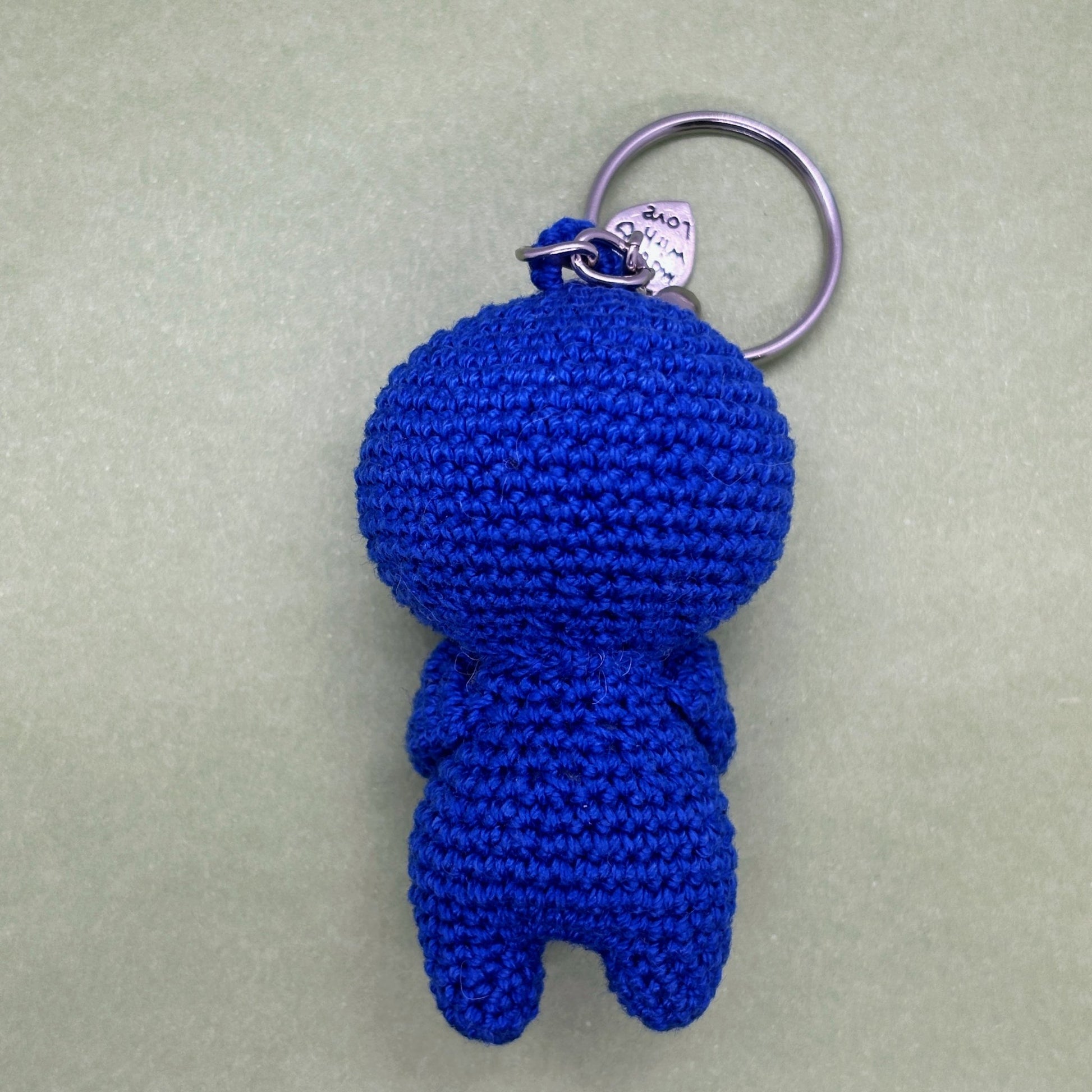 Ručně háčkovaná sodalitová klíčenka postavička Loomin - Loomins
