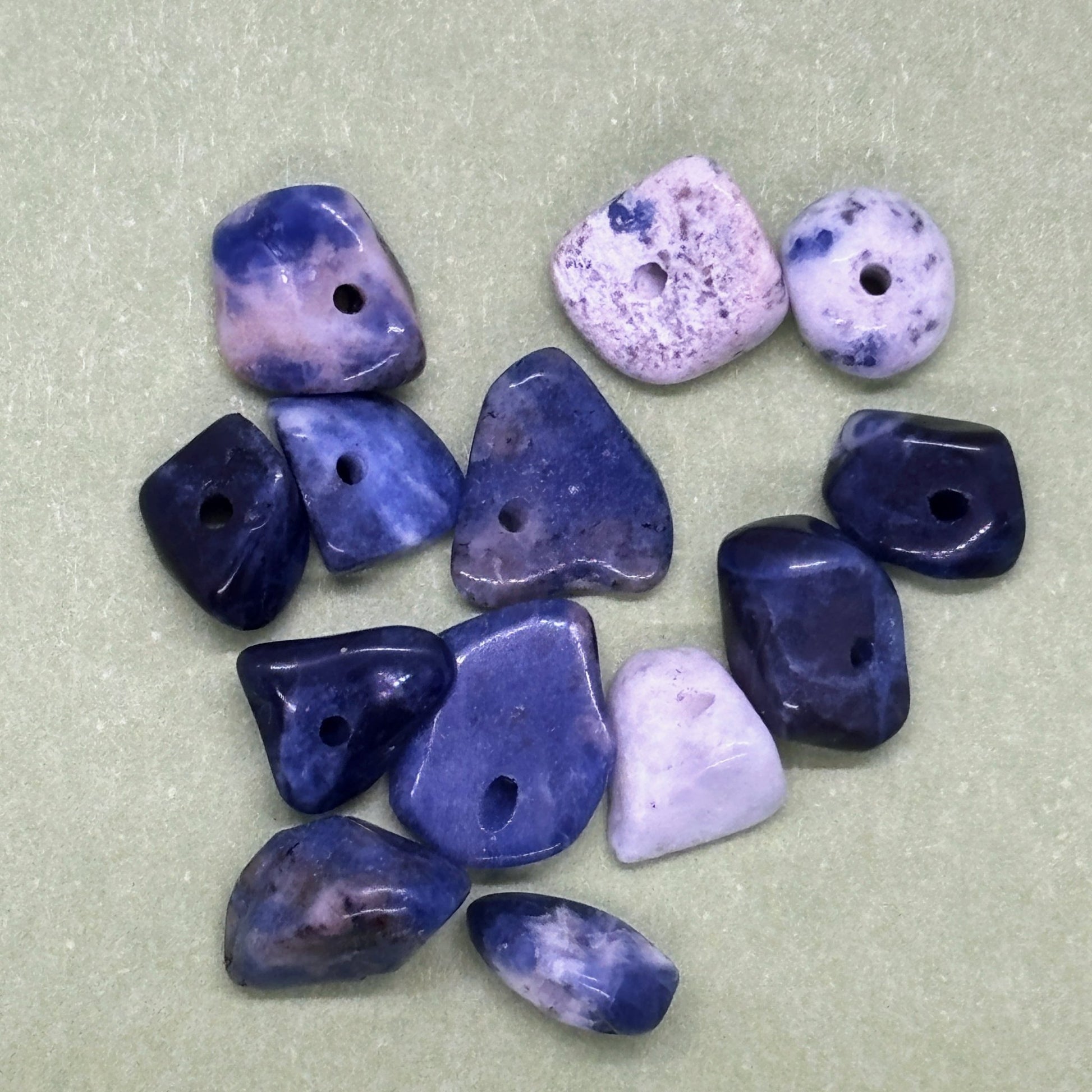 Ručně háčkovaná sodalitová klíčenka postavička Loomin - Loomins