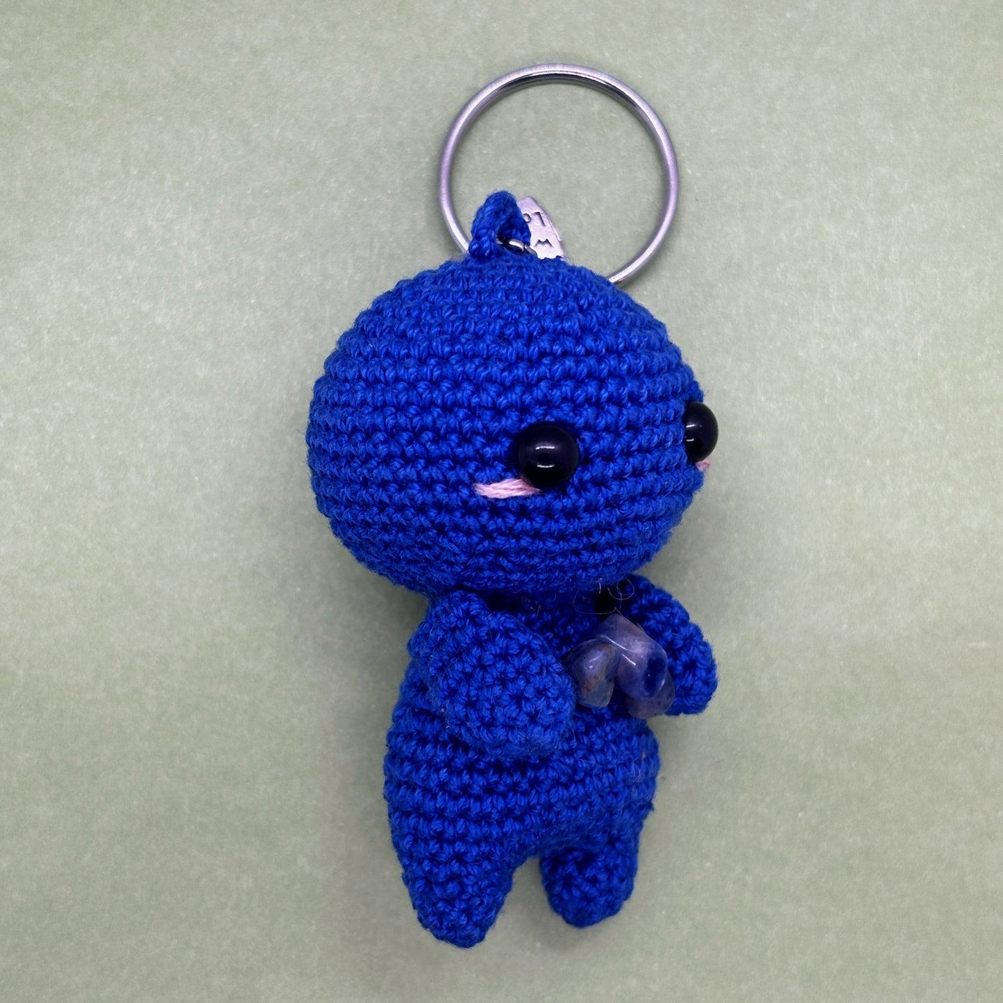 Ručně háčkovaná sodalitová klíčenka postavička Loomin - Loomins