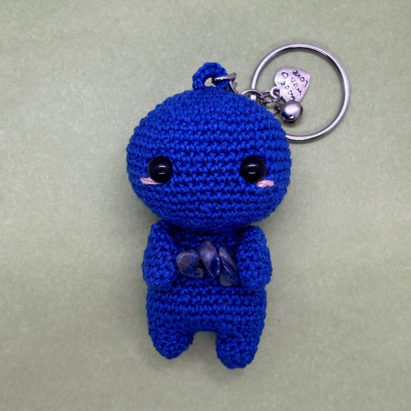 Ručně háčkovaná sodalitová klíčenka postavička Loomin - Loomins